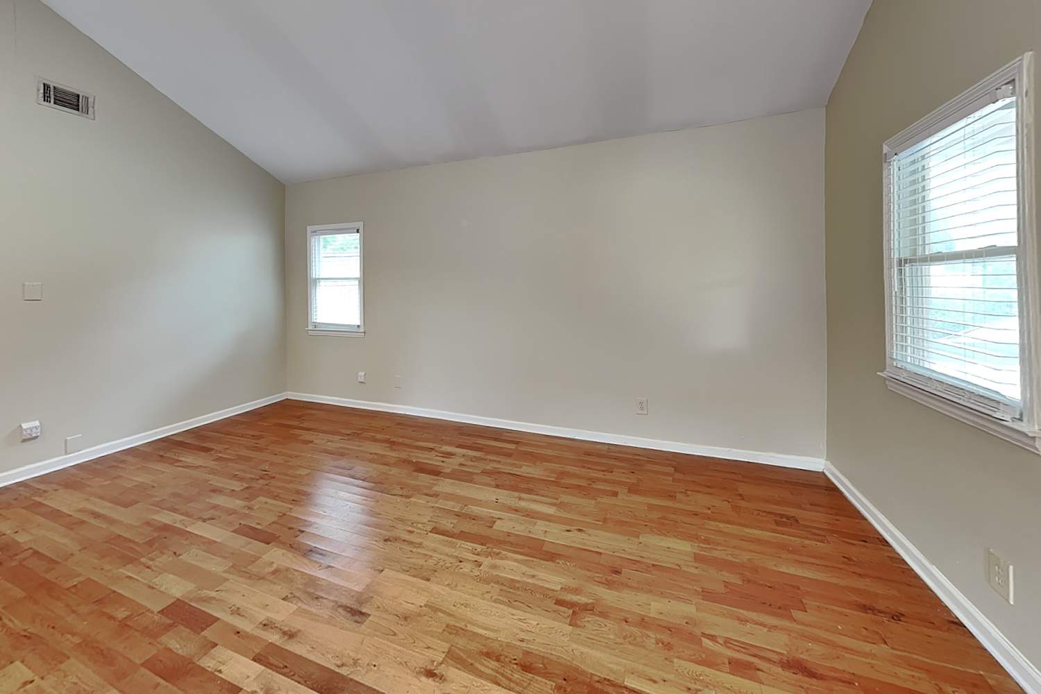 1551 New St NE photo 4