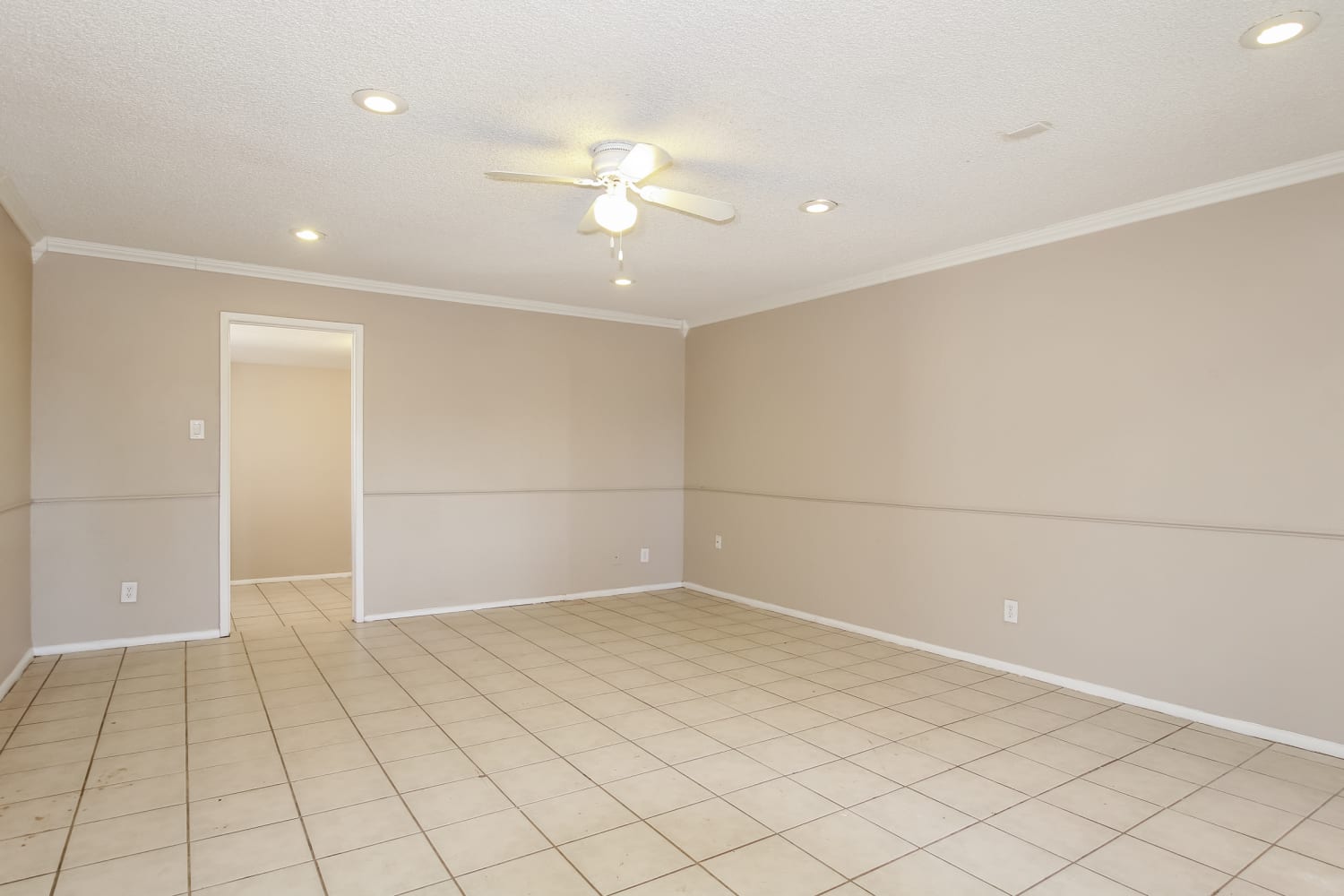 4015 N 84th Ln photo 3