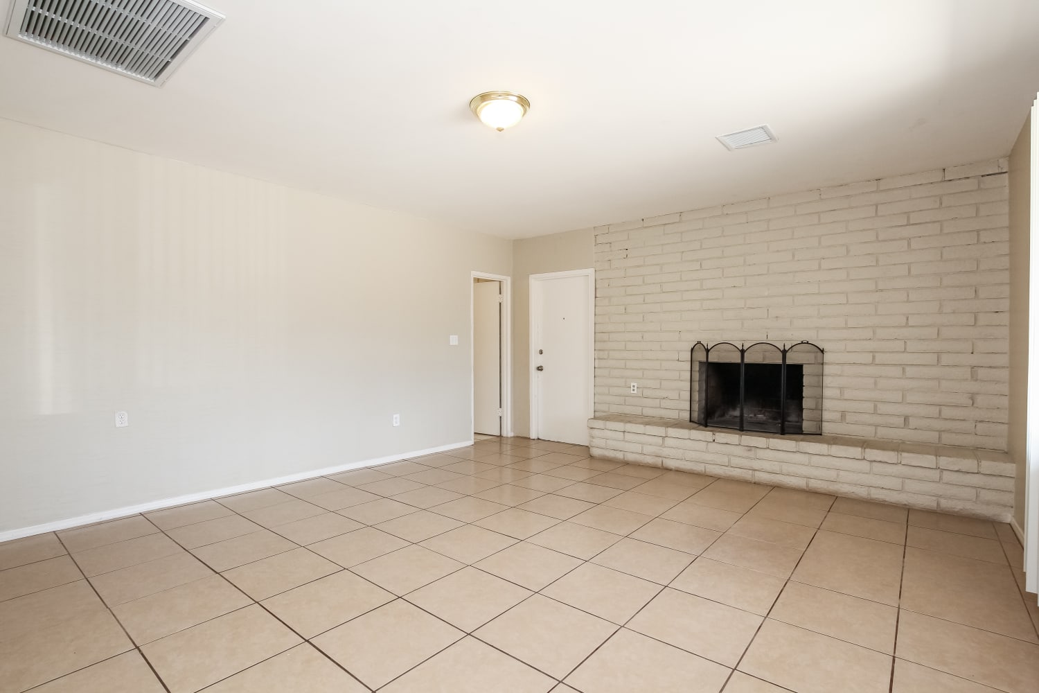 1143 E Caldwell St photo 4