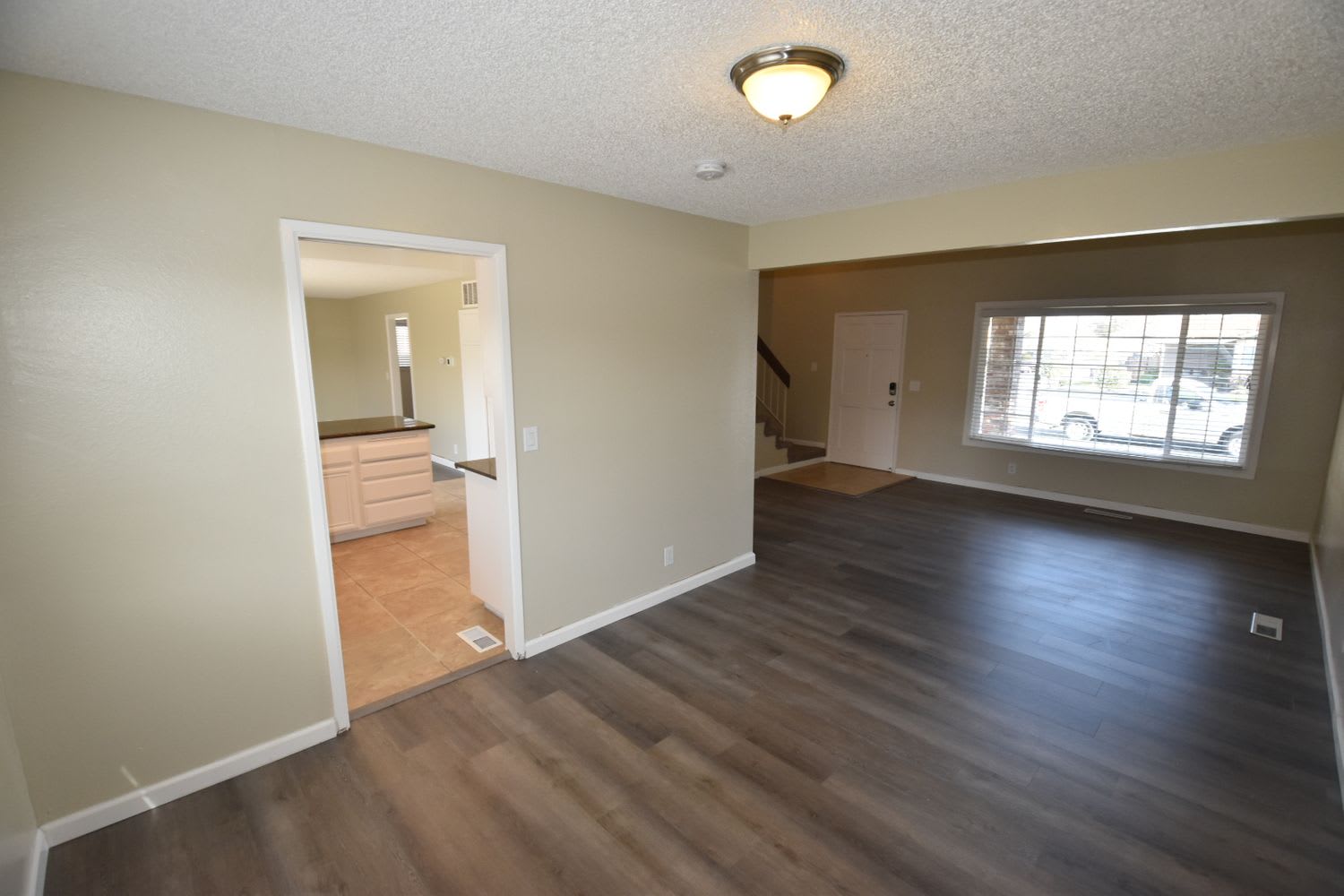 518 Woodlark Dr photo 3