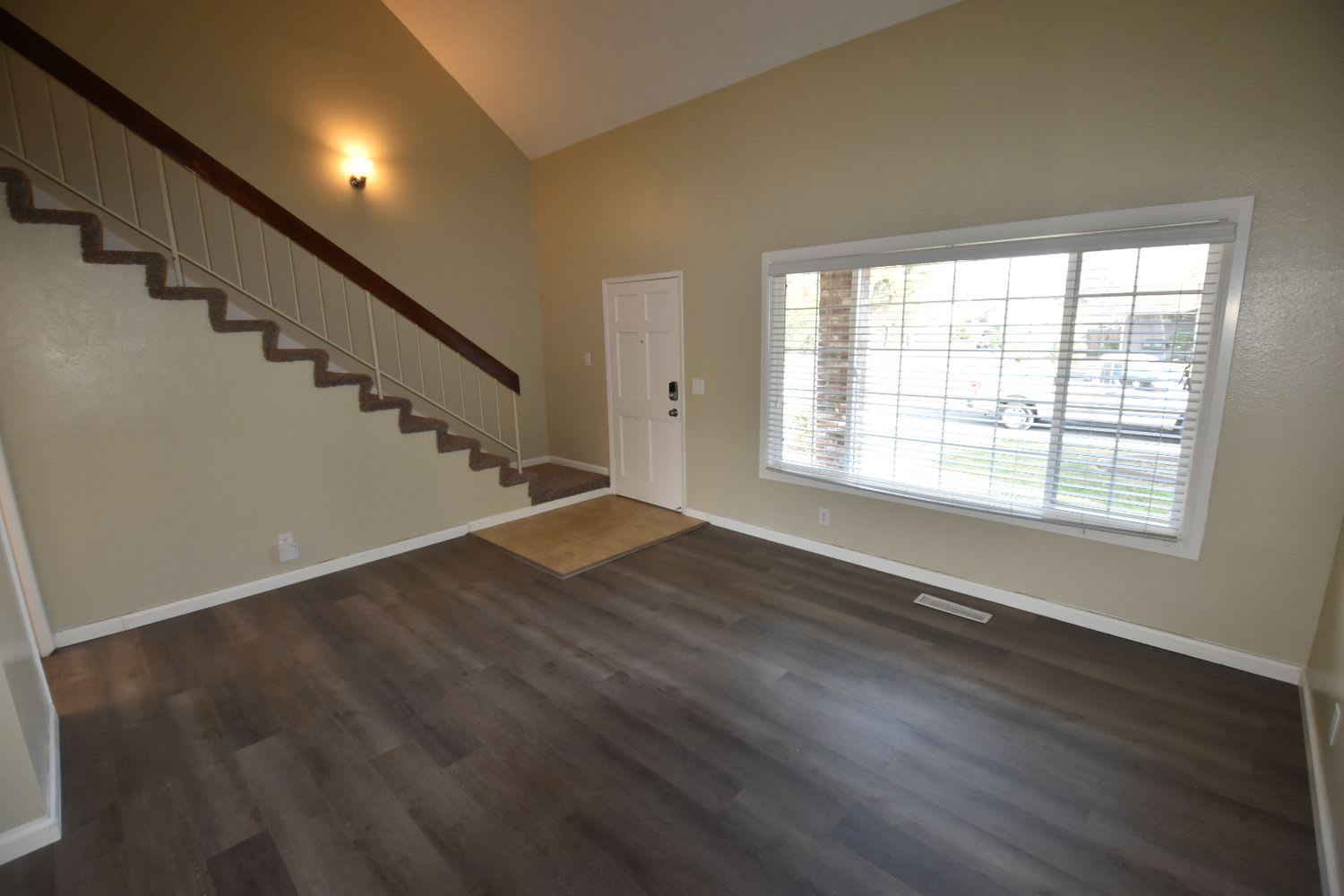 518 Woodlark Dr photo 2