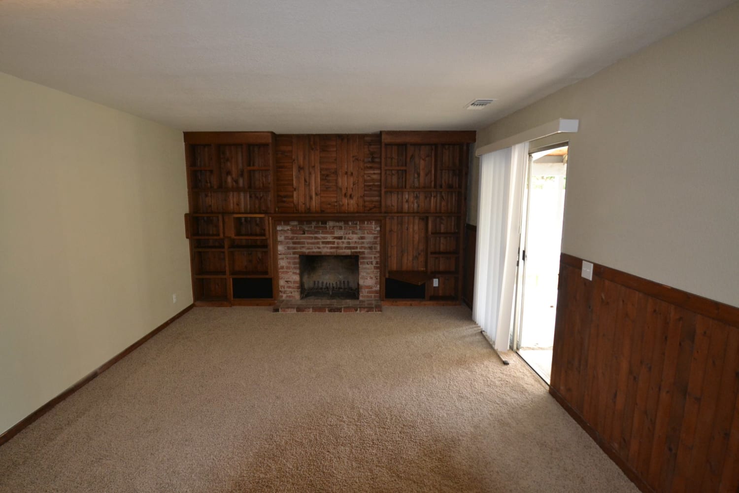 1542 Claremont Dr photo 2