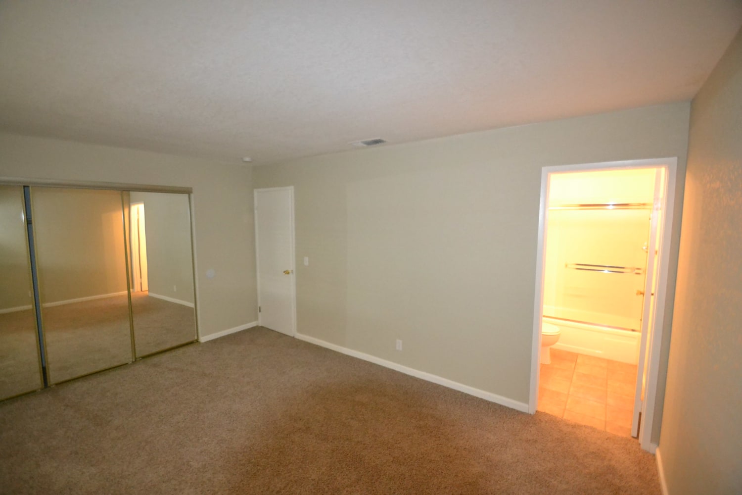 1542 Claremont Dr photo 4