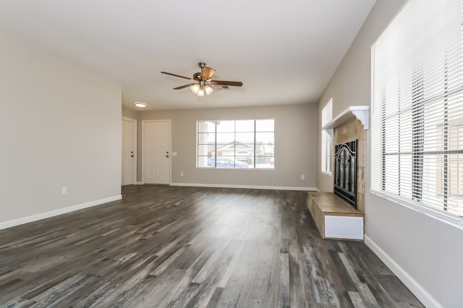 3221 W Irma Lane photo 2