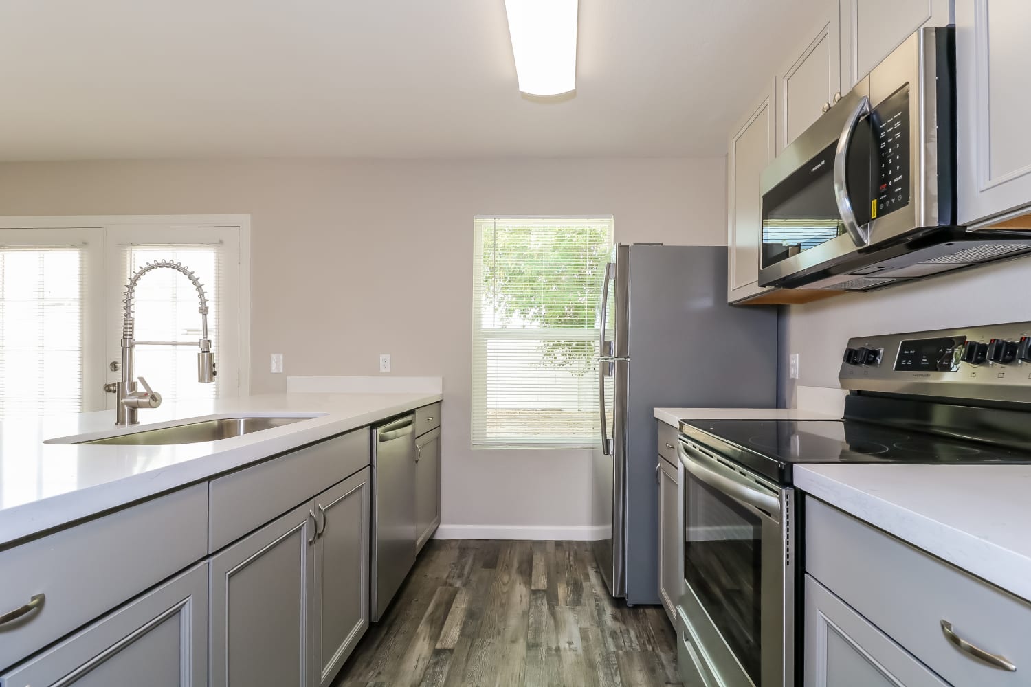3221 W Irma Lane photo 4