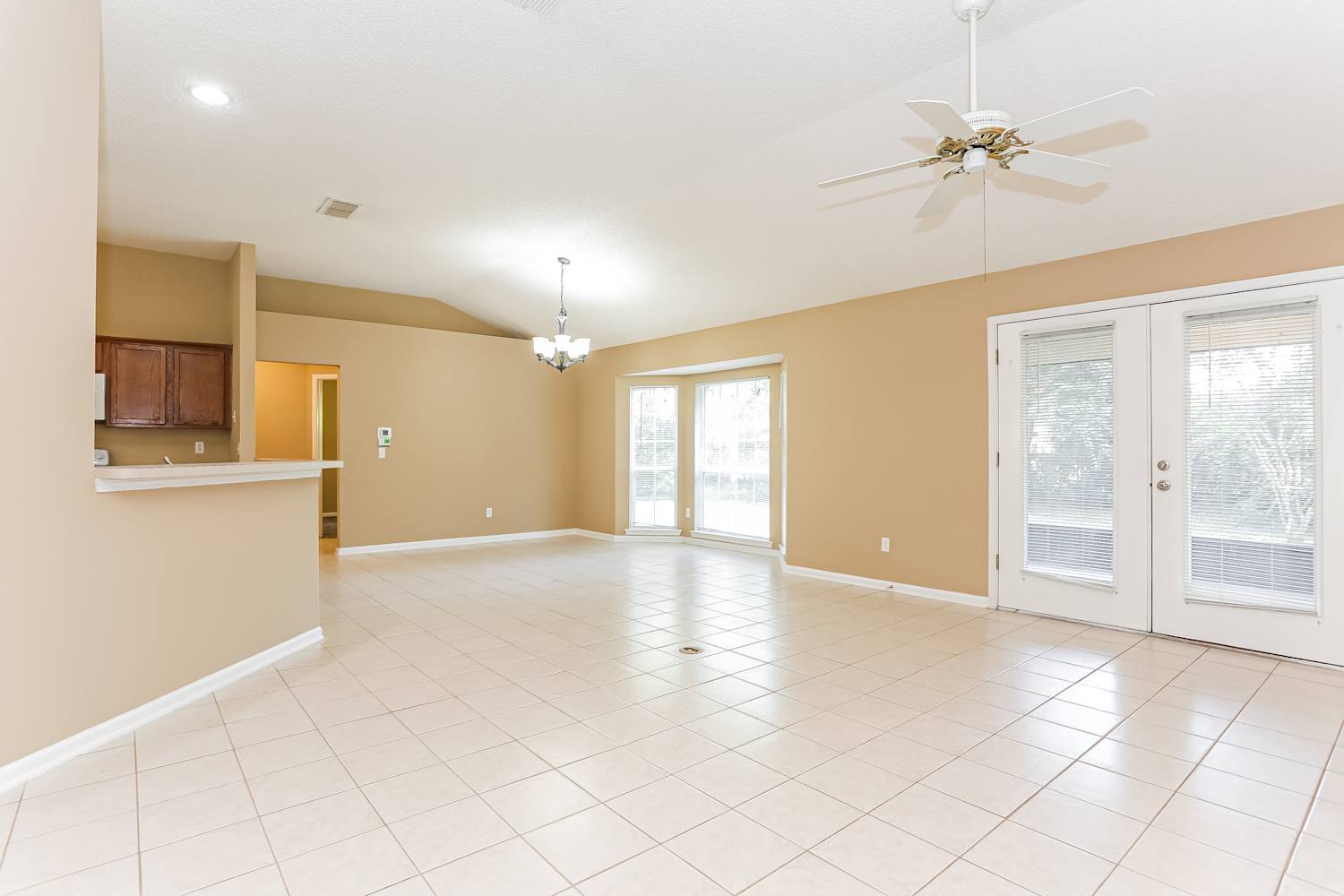 1541 Shelter Cove Dr photo 3