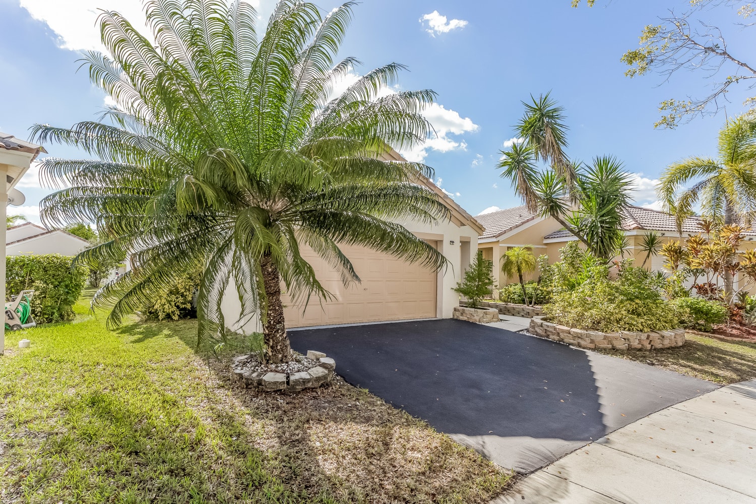 4266 Greenbriar Ln photo 3