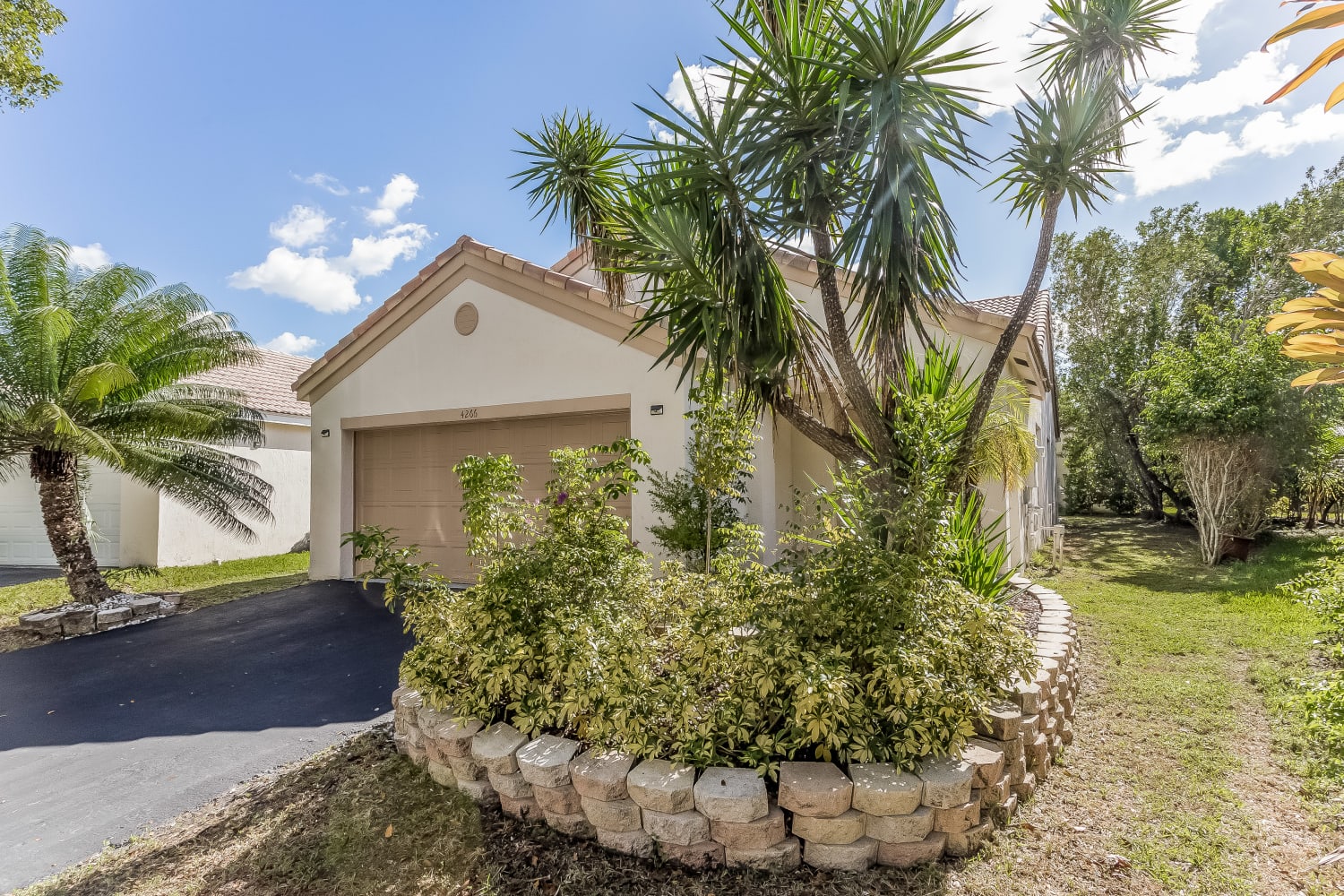 4266 Greenbriar Ln photo 2
