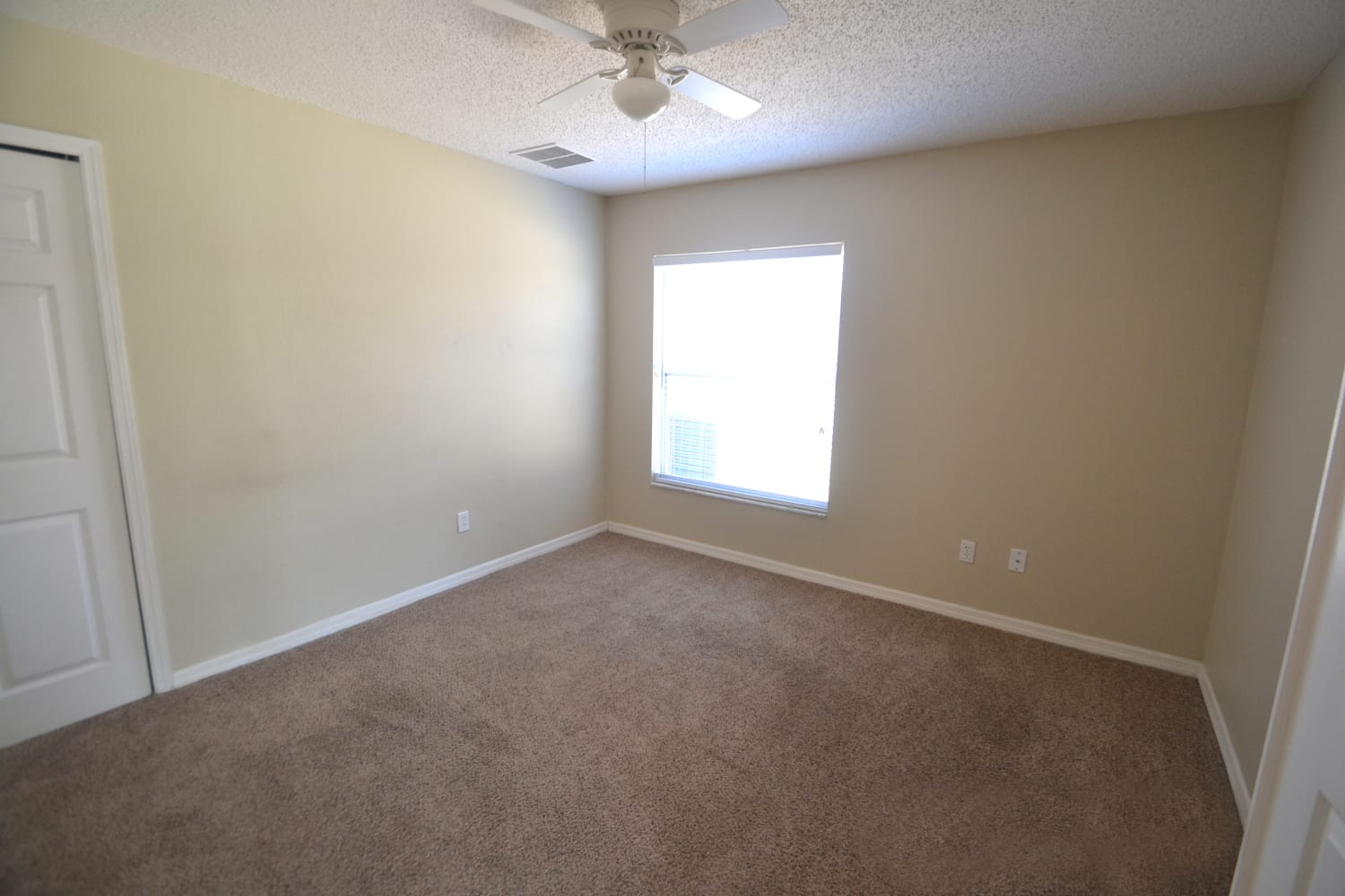 727 Versailles Ln photo 5