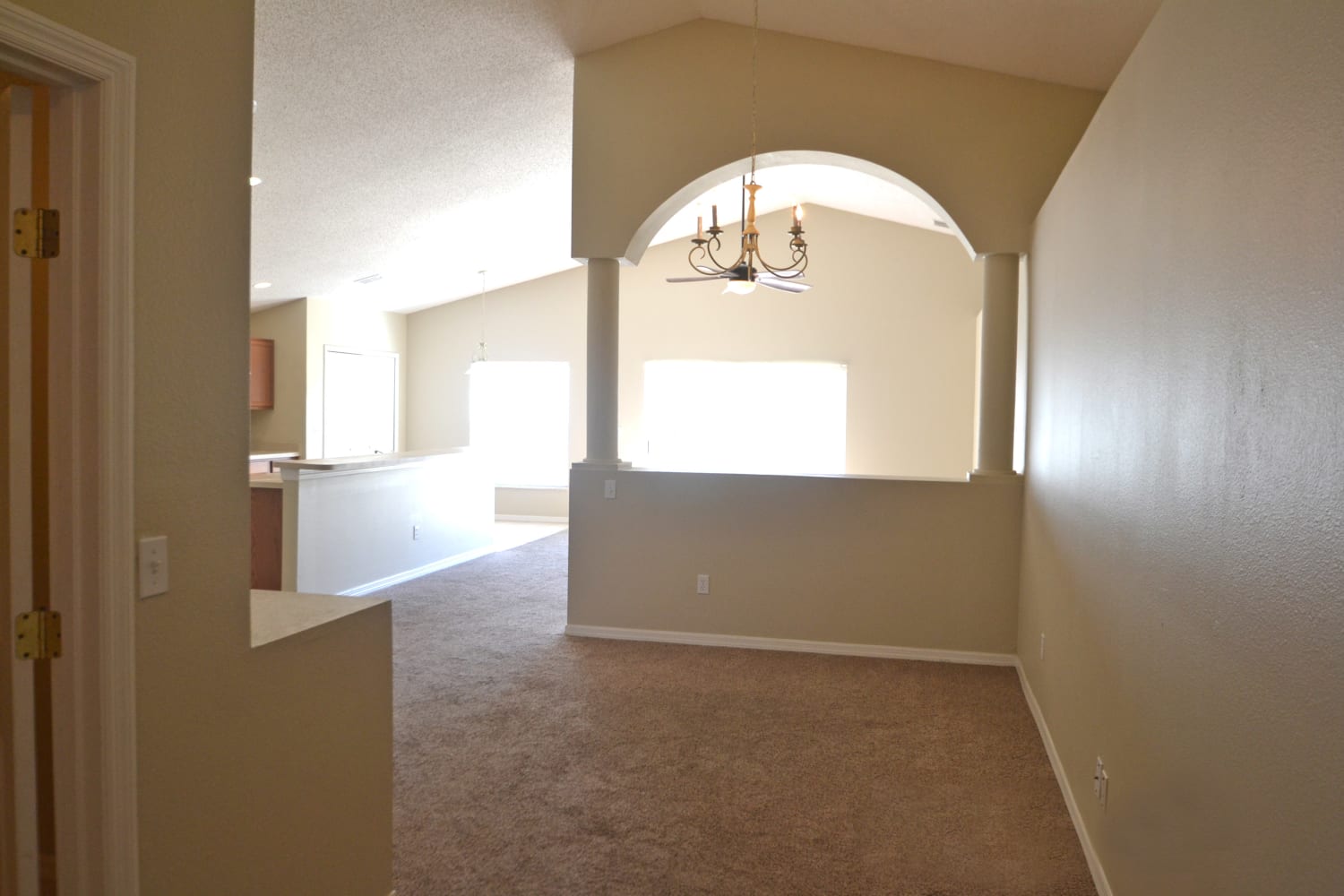 727 Versailles Ln photo 2
