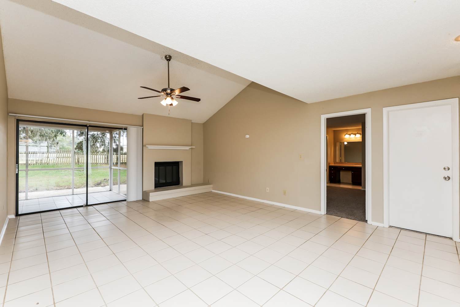 1403 Live Oak Ct photo 3