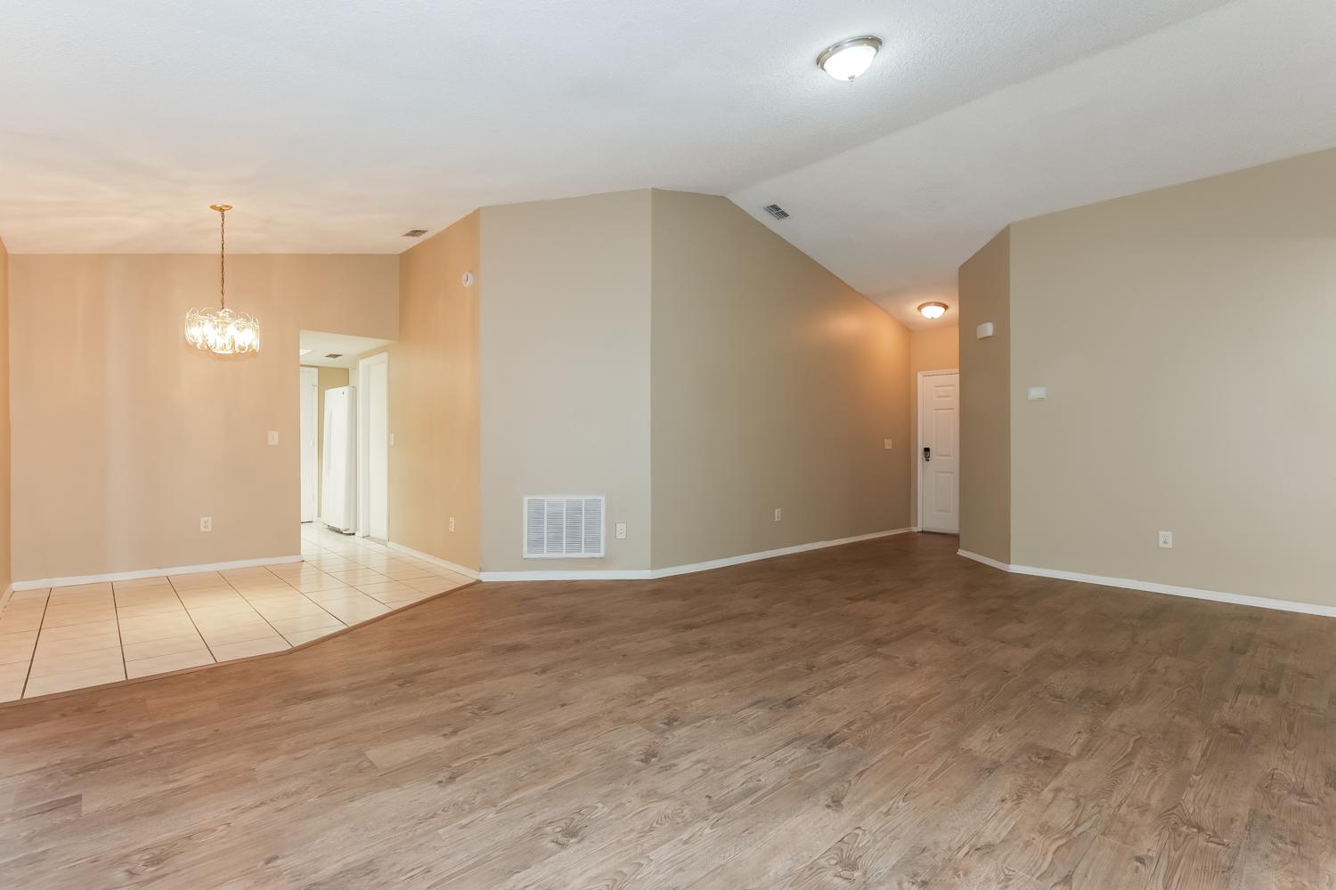 1517 Kestrel Way photo 4