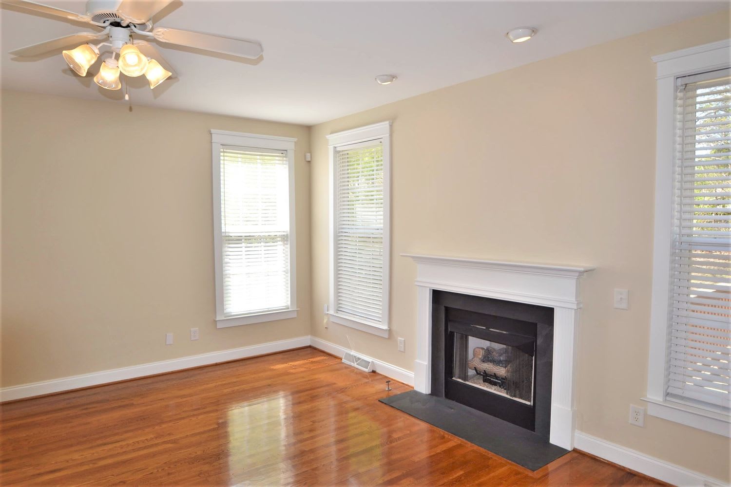 7706 Red Oaks Trl photo 3