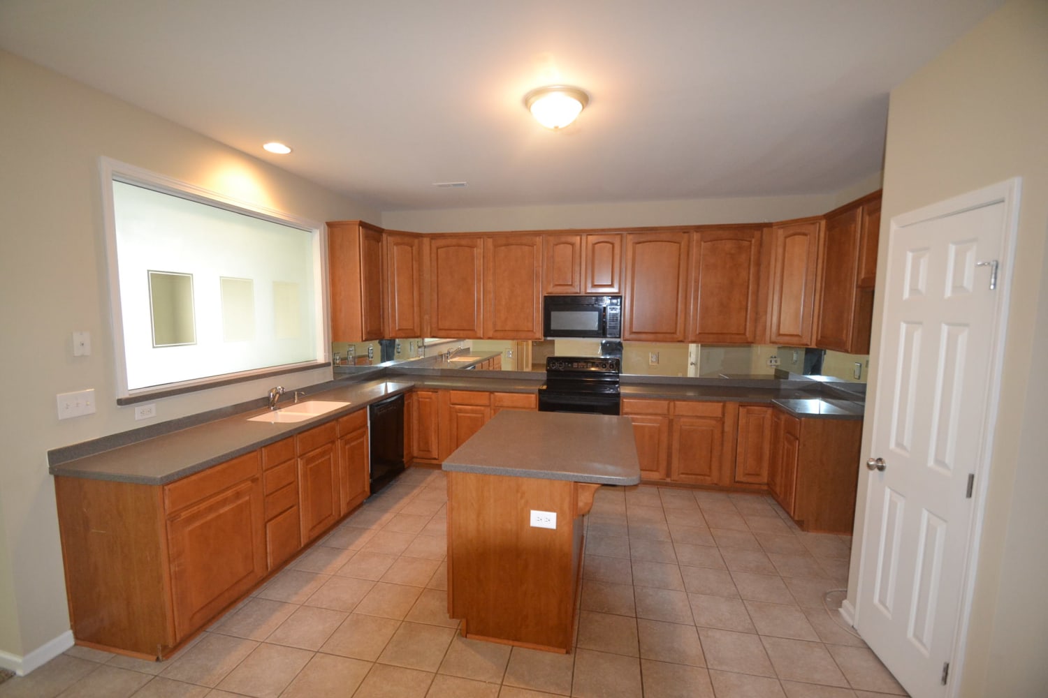 14535 Greenpoint Ln photo 3