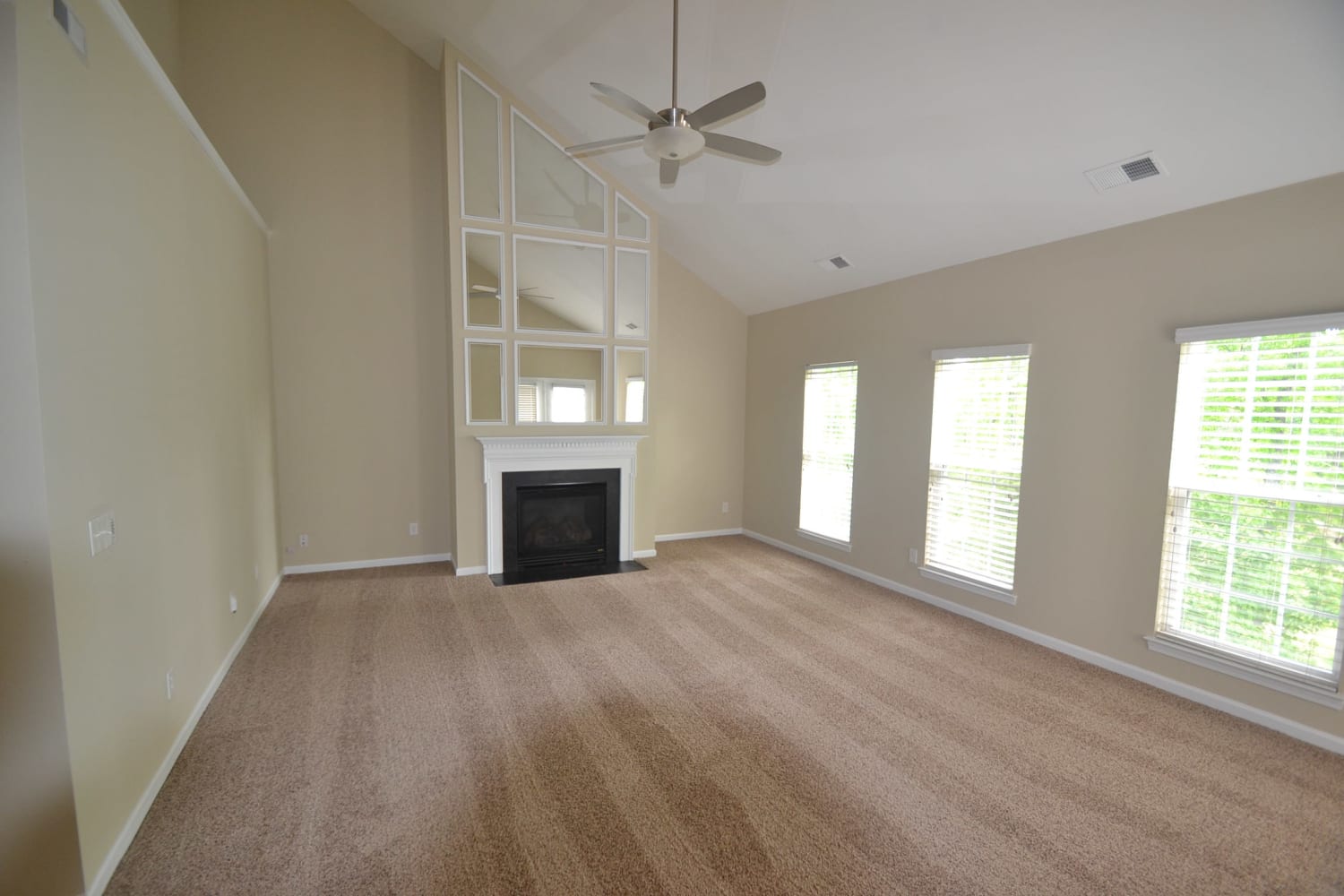 14535 Greenpoint Ln photo 2