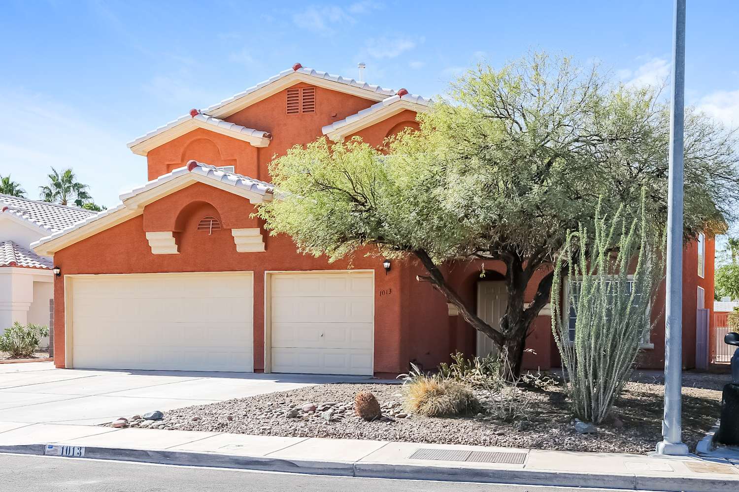 1013 Companion Way photo 4
