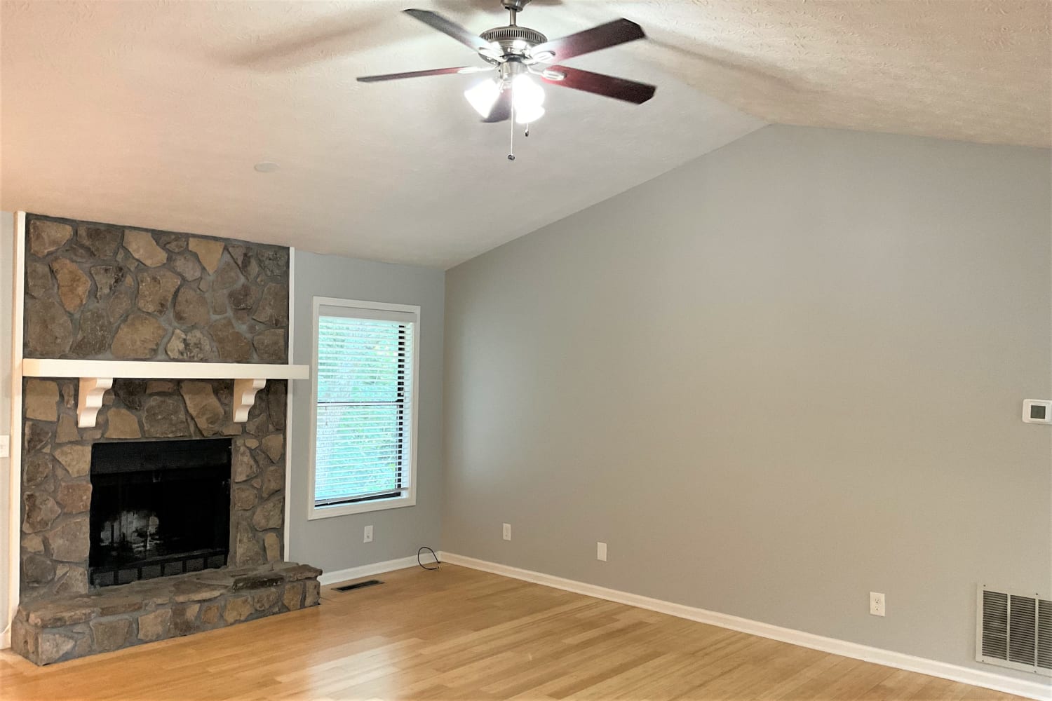 2417 Broward Dr NE photo 5