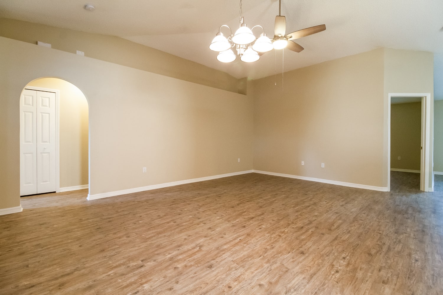 3913 Upmann Dr photo 5