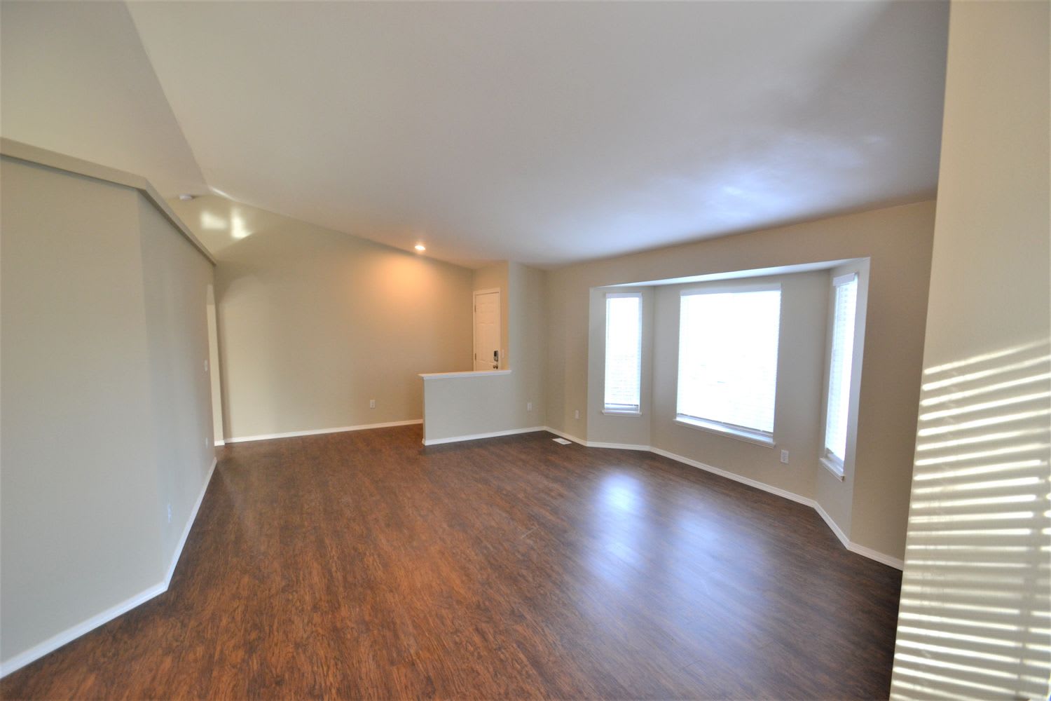 1610 56th Ave NE photo 3