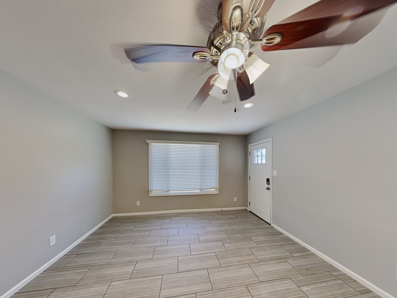 1922 E Balboa Dr photo 3