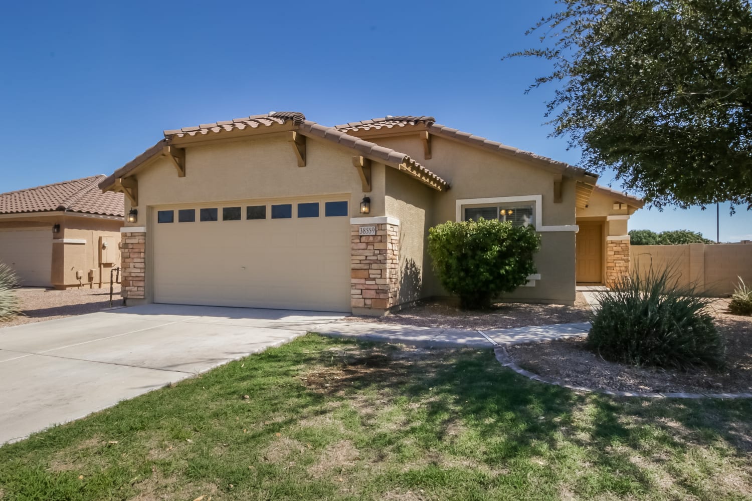 38559 N Dolores Dr photo 2