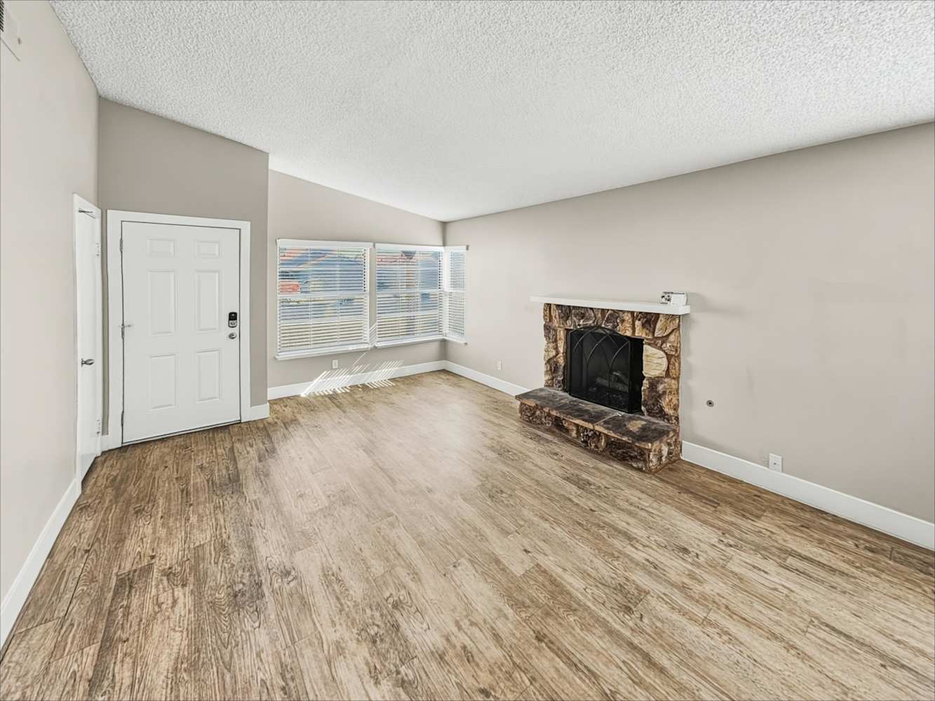6357 Greyhawk Ave photo 4