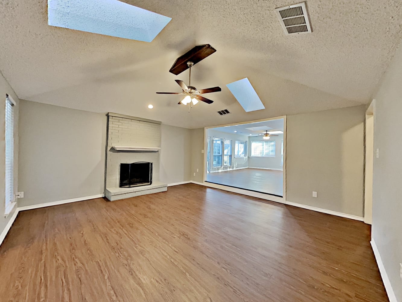 2206 Cedarcrest Dr photo 4
