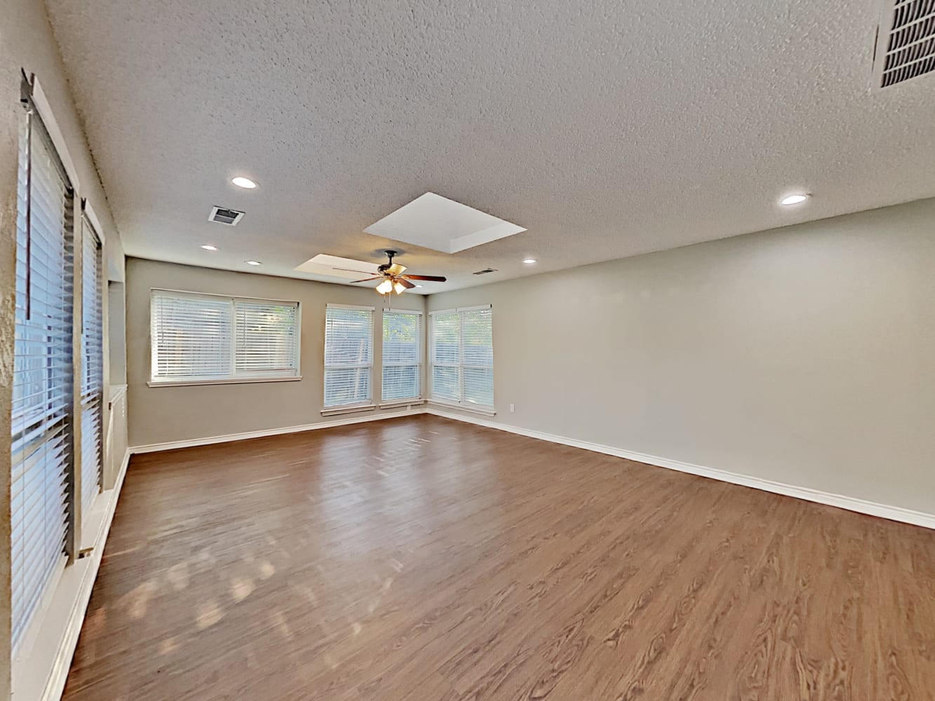 2206 Cedarcrest Dr photo 5