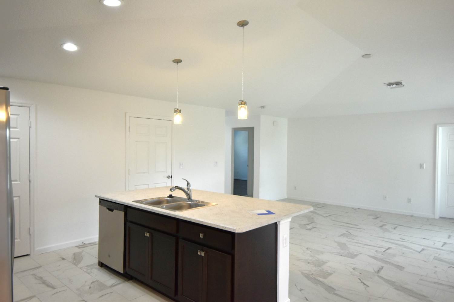 857 SW Sail Terrace photo 4
