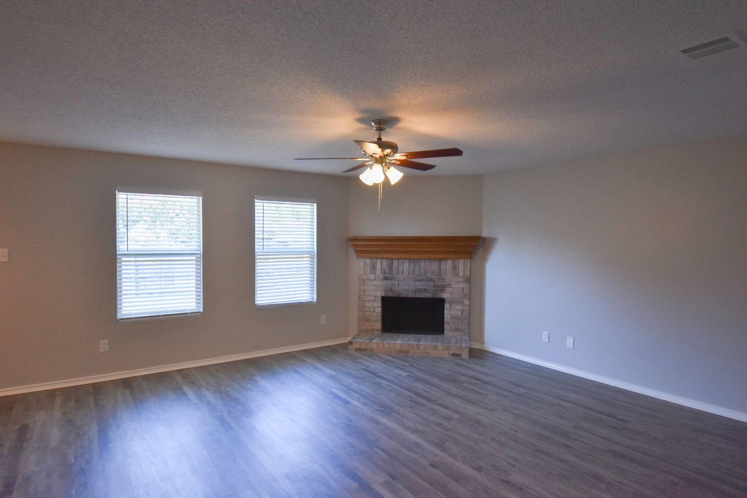 1202 Leeward Ln photo 2