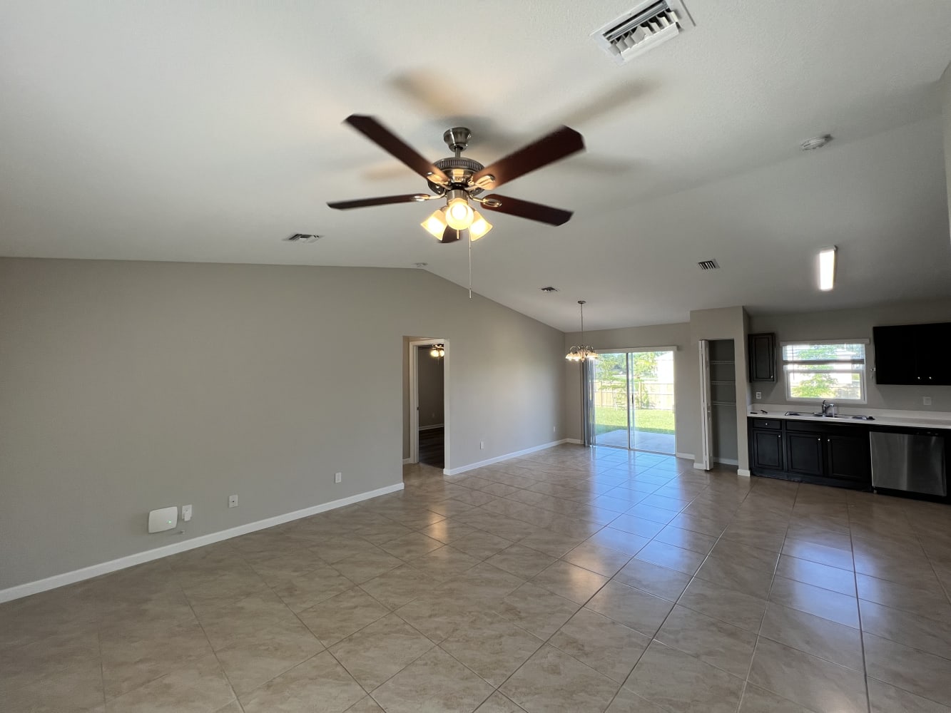 426 NW Airoso Blvd photo 4