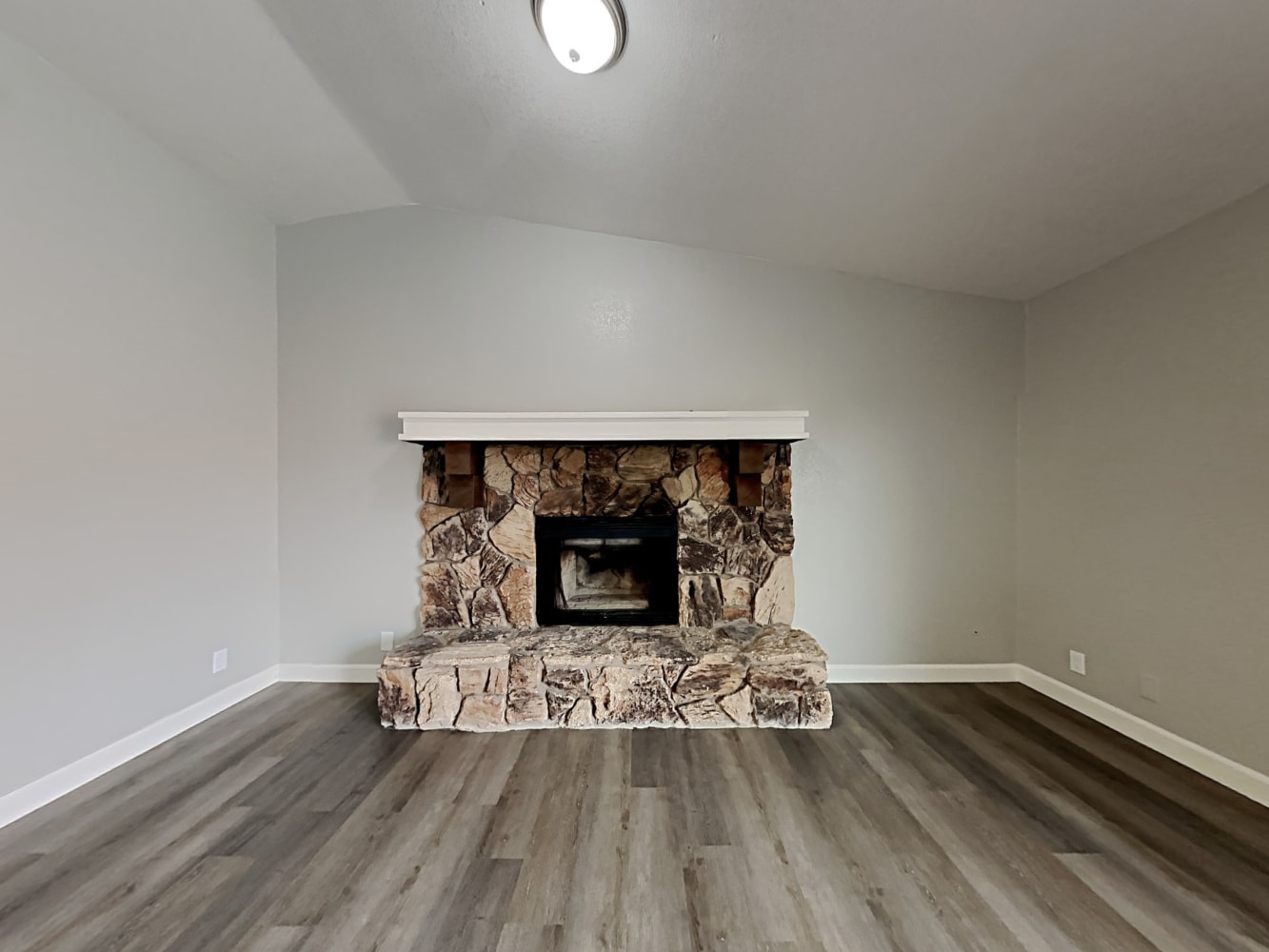411 Union Ct photo 3