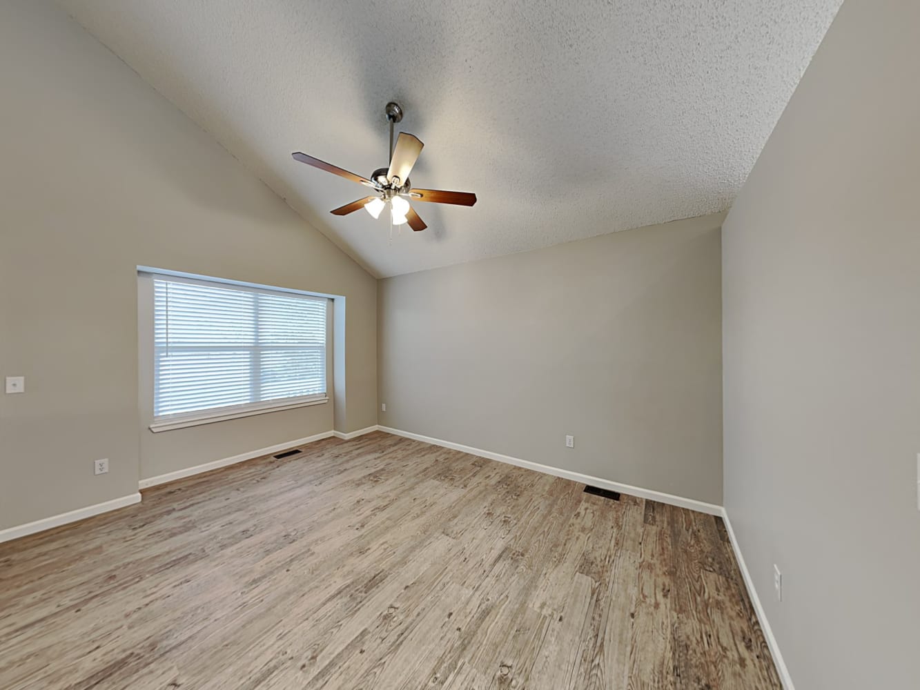 1452 Canoe Creek Dr photo 5