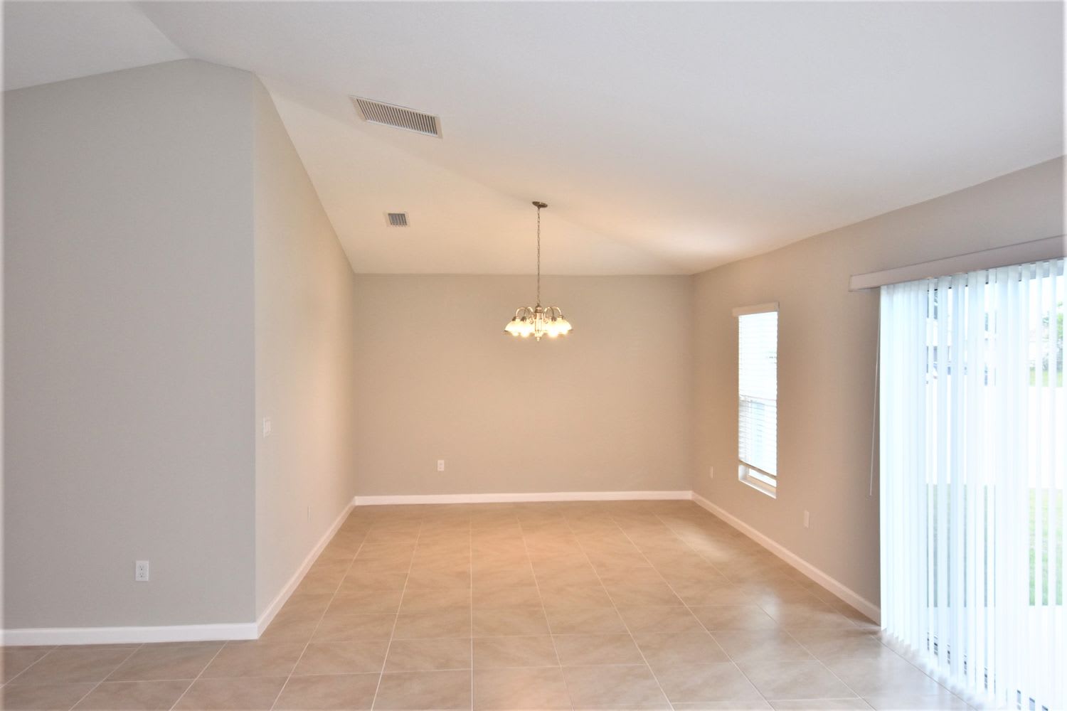 301 SW Log Dr photo 2