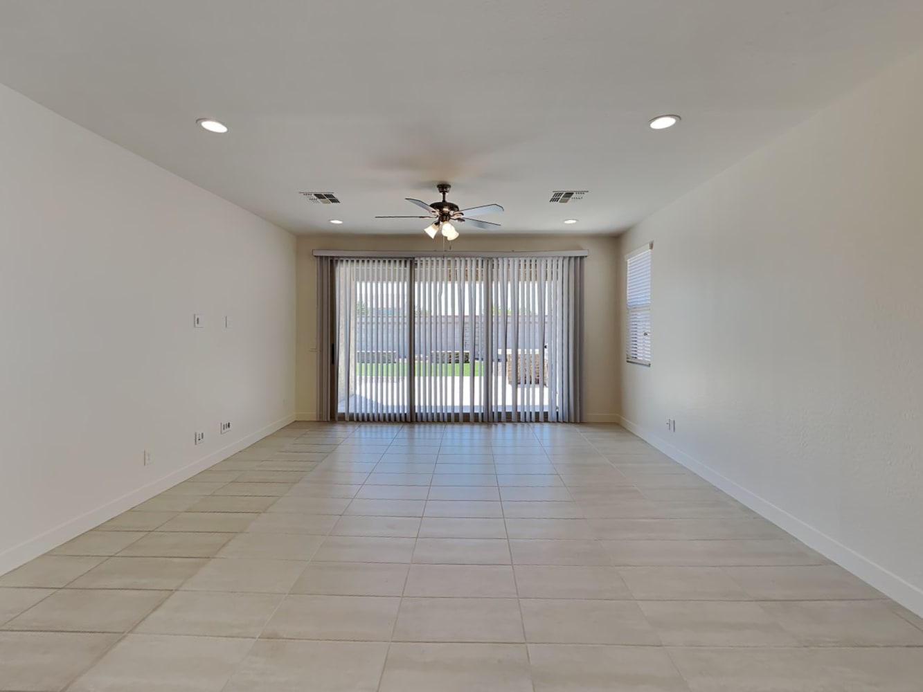 18371 W Vista Norte St photo 4