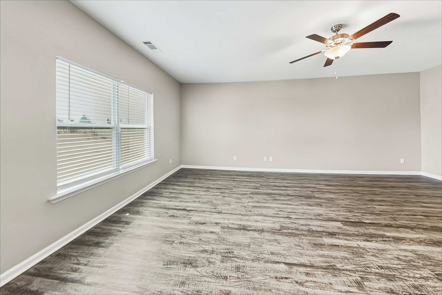 439 Vermeer Ct photo 4