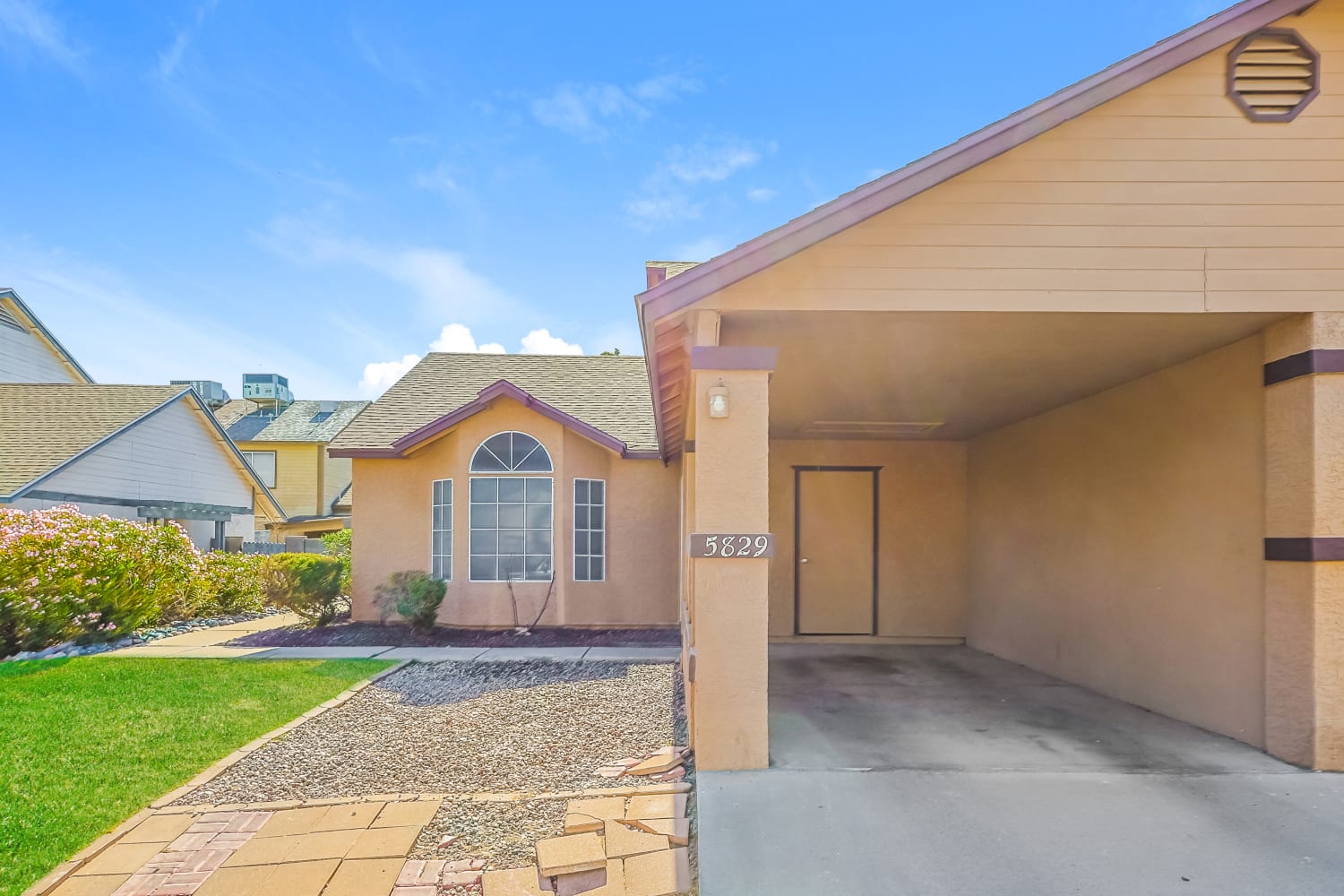 5829 S 42nd St Phoenix, AZ 85040 photo 2