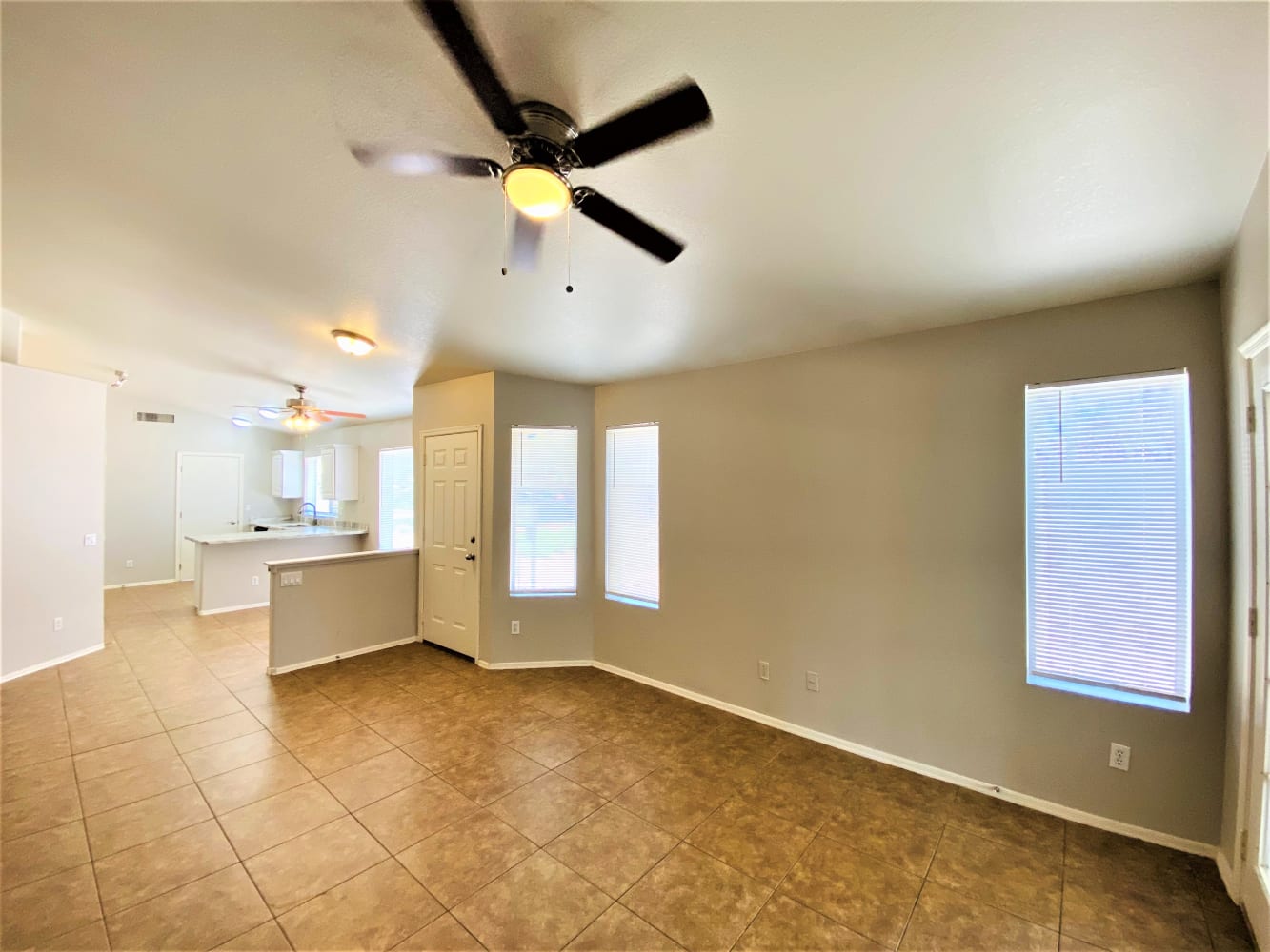 4607 W Laredo St photo 4