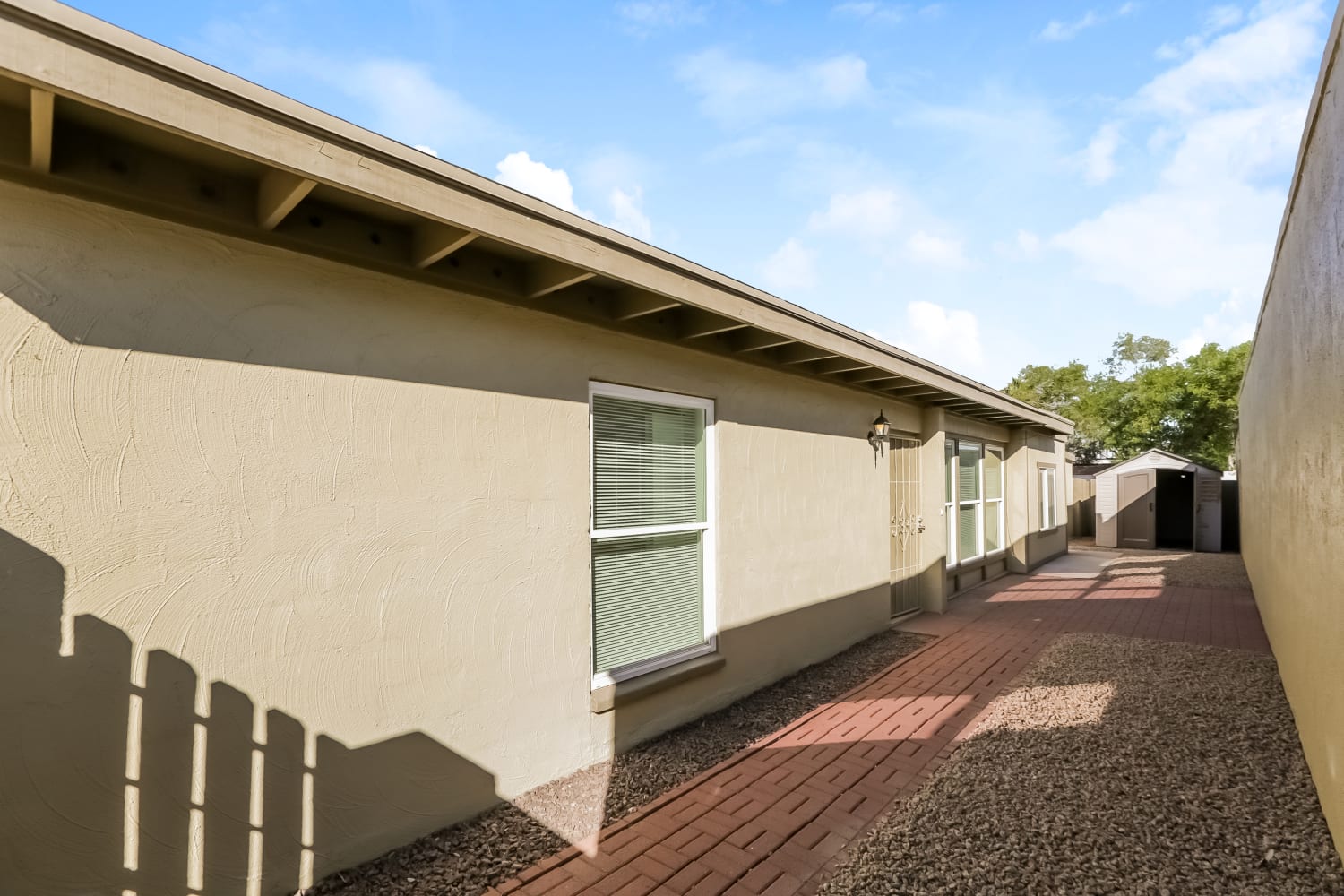 436 W La Jolla Drive photo 2