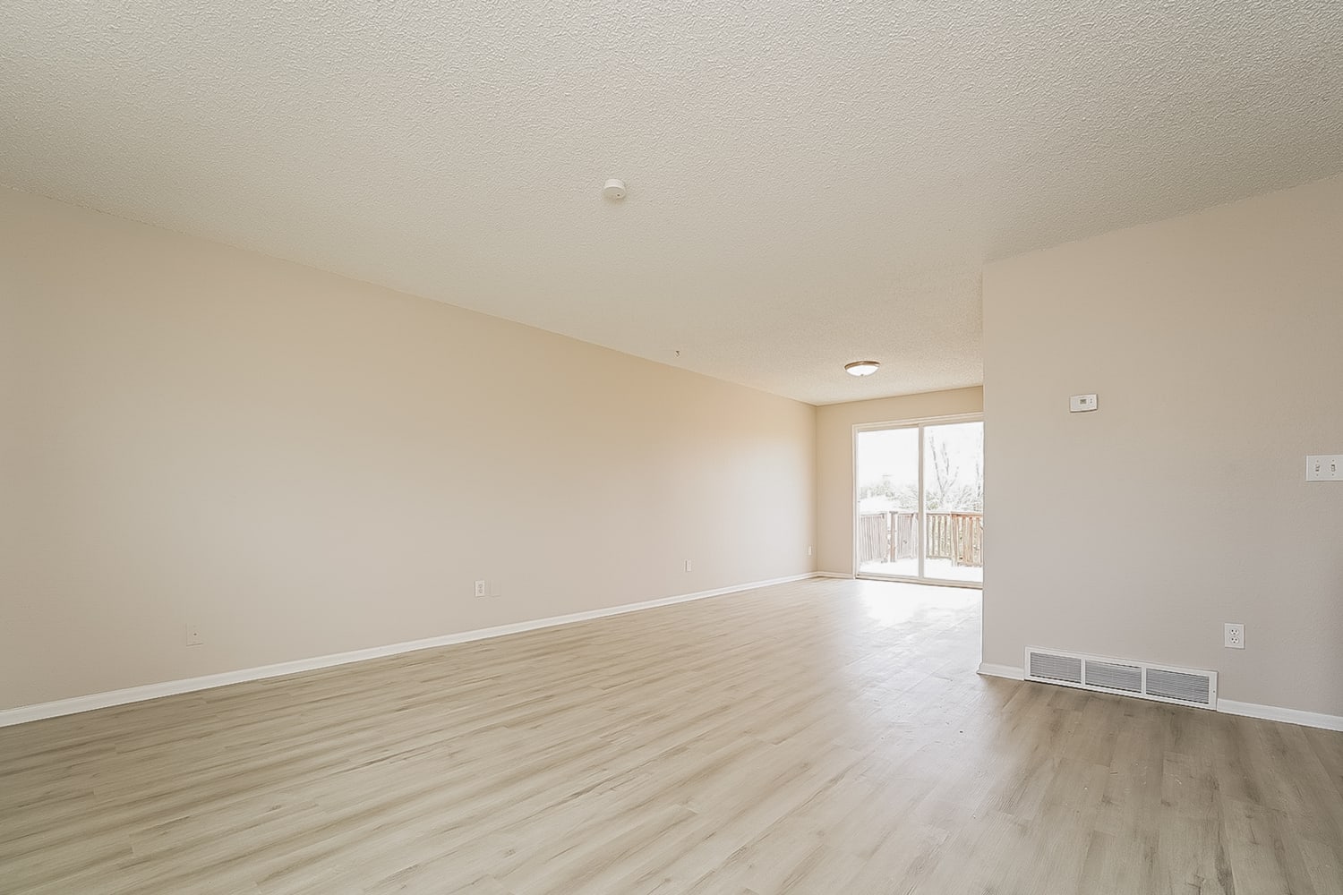 647 S 6Th Avenue photo 4