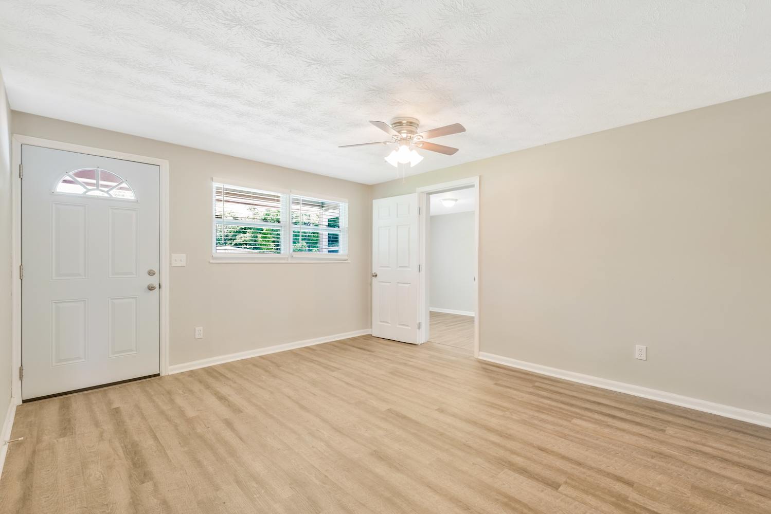 4238 Sabine Dr photo 5