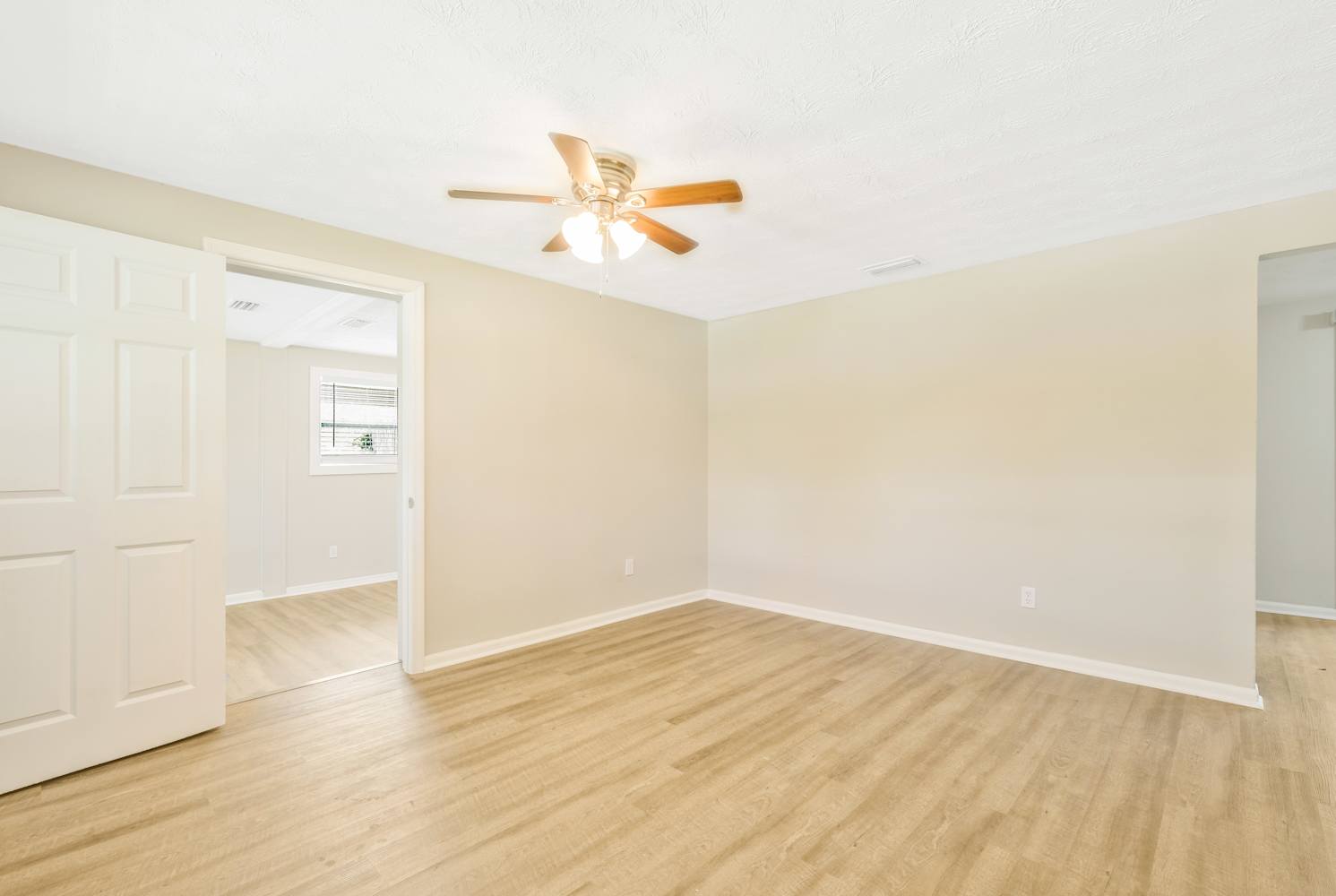 4238 Sabine Dr photo 2