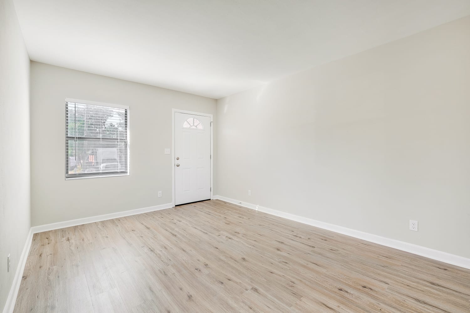 4025 Loys Dr photo 2