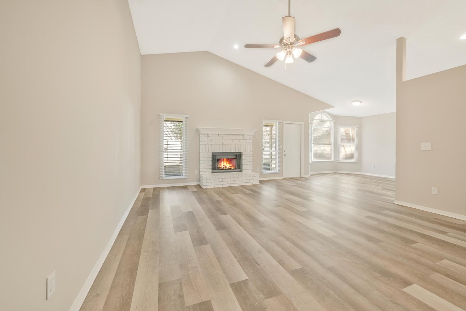 1011 Corkwood Dr photo 3