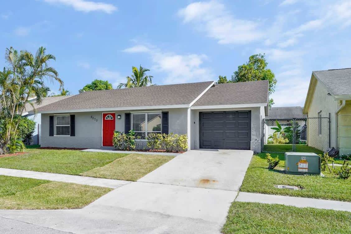 6070 Lambeth Cir photo 2