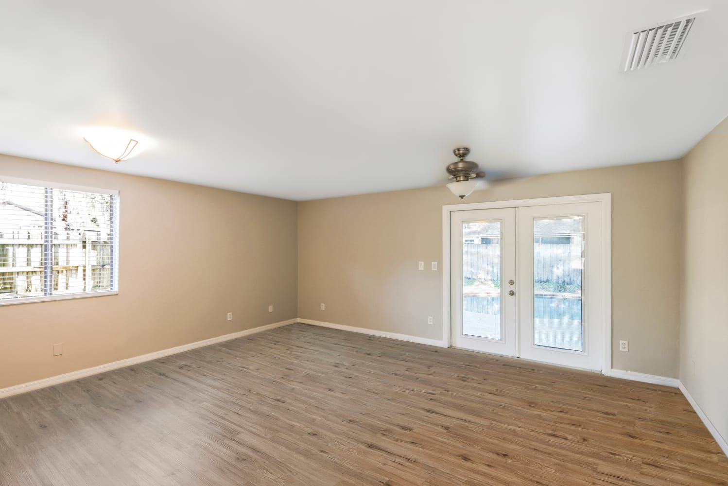 3010 Hanna Ct photo 2