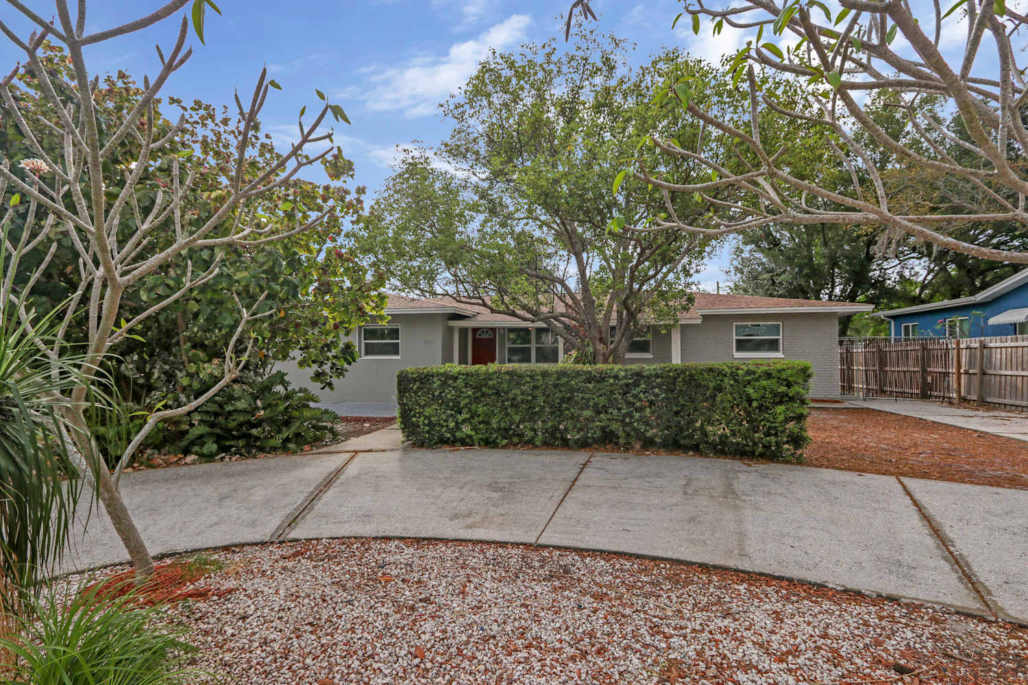 777 La Plaza Ave S photo 2