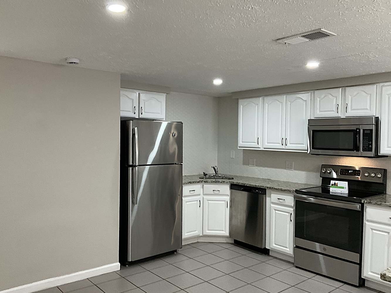6837 Greenwich Ave photo 5