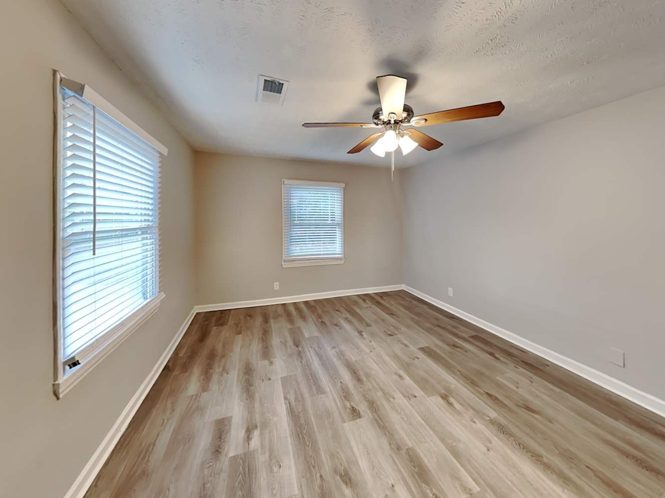 300 Banberry Dr Se photo 3