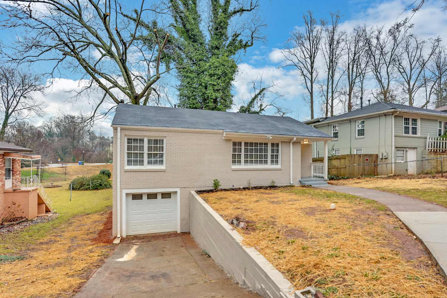 1380 Woodland Ave Se photo 3